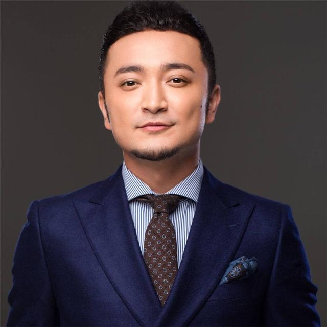 7月17号深夜,央视主持人尼格买提·热合曼发了微博,他说自己去一个群
