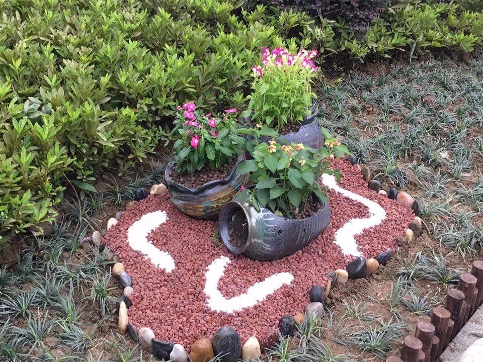 走进湍口镇三联村,家家户户庭院干净整洁,绿树摇曳鲜花似锦,创意小品