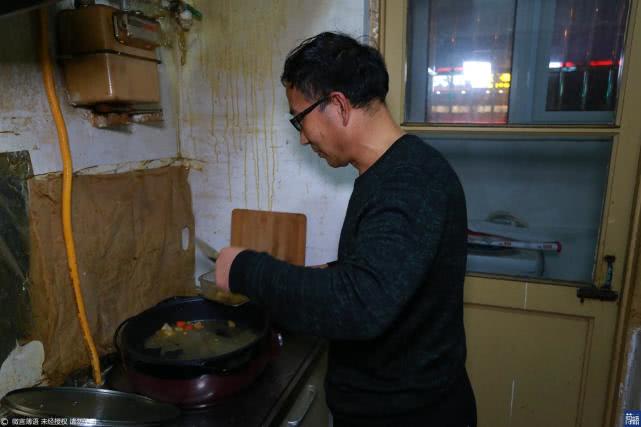                     孙子病重家里揭不开锅，爷爷竟吃鼠肉打牙祭：孩子的命重要