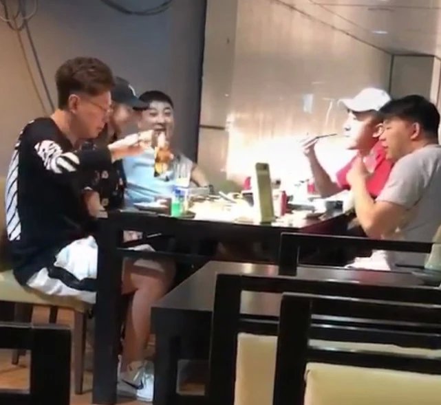 王思聪排队吃拉面图片