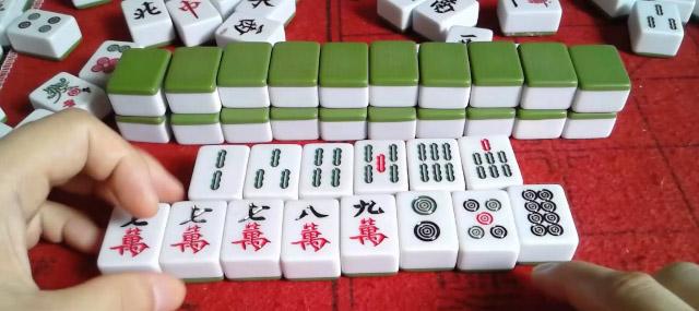 刘坚强麻将学麻将实战技法32三张同线牌取舍