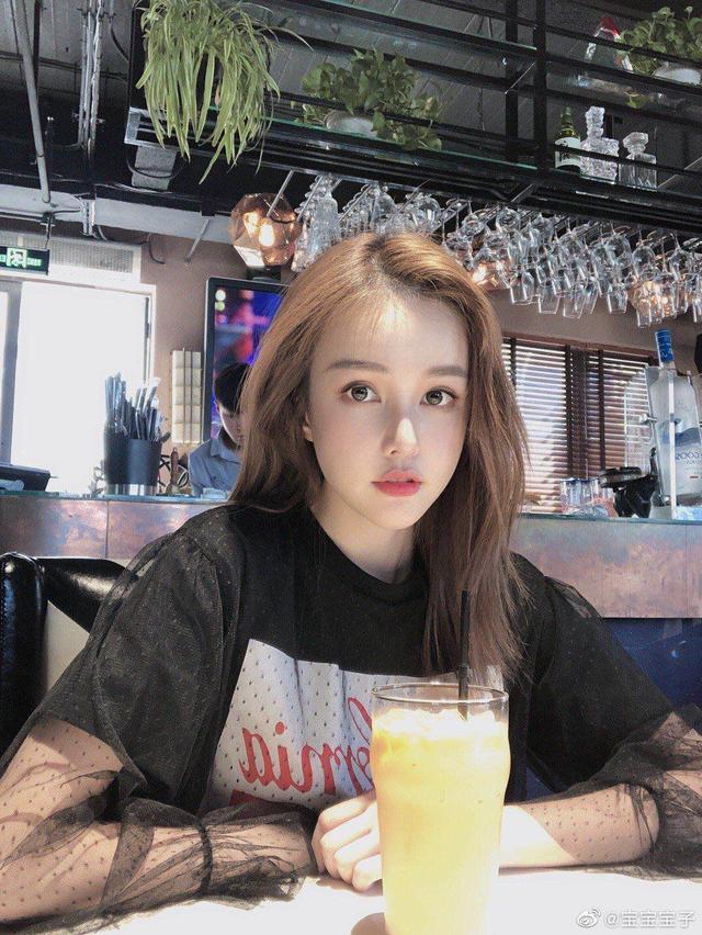 看谁再欺负药水哥没女人,直播隔开示爱女主播