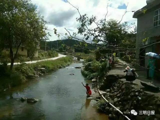 记者近日走进该镇常坪村,采访了两位百岁寿星,探寻人长寿后面的林深水