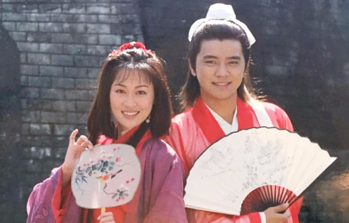 "祝英台"嫁给了马文才,结婚27年恩爱如初,今一家三口很幸福_梁小冰