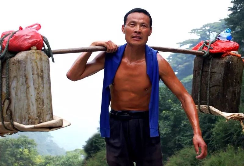 行走的脊梁 - 最泰安全媒体