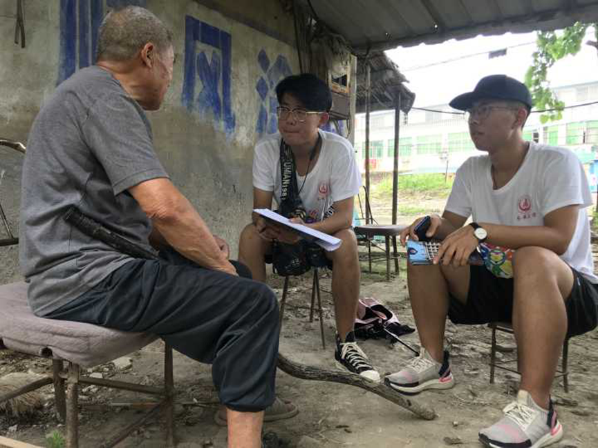 (图为实践队员们来到农村走访当地百姓,交流客运现状.