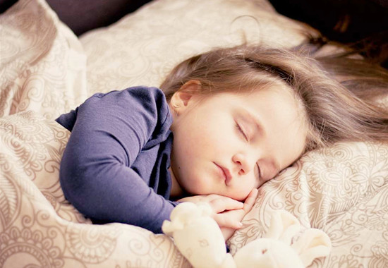 在睡觉前给宝宝洗个温水澡,冲掉身上的汗液和污渍,能让宝宝感到很舒适