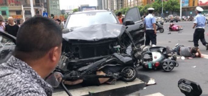 常州市公安局交警支队 2019年7月17日 围观群众:肇事司机是那个男的图片