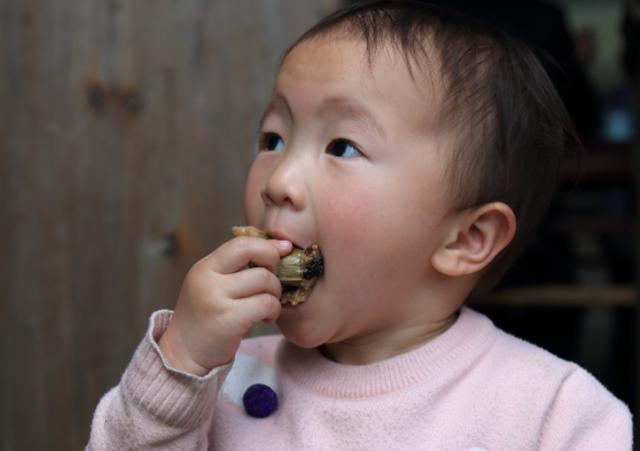                     儿科医生强调：娃不满3岁，不要吃这4种零食，每一口都是害