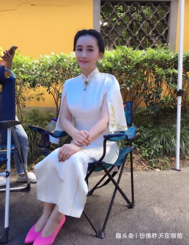 她因《梅花三弄》一夜走红,嫁豪门8年无儿女,现今45岁