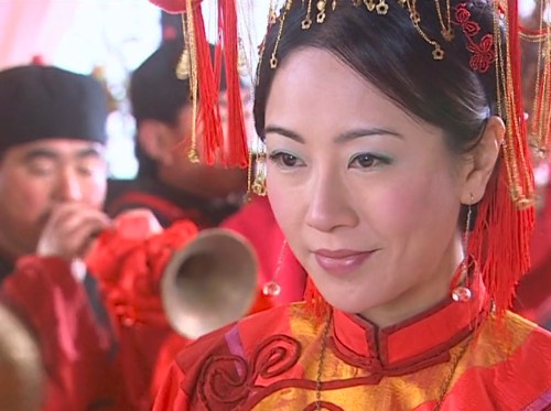 肥姐挂帅中的袁洁莹一身紫裙高贵典雅一身红裙娇媚动人