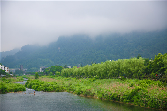 降雨,地表水增多,空气湿度增大,当地的景区形成了云雾峰林的气象奇观