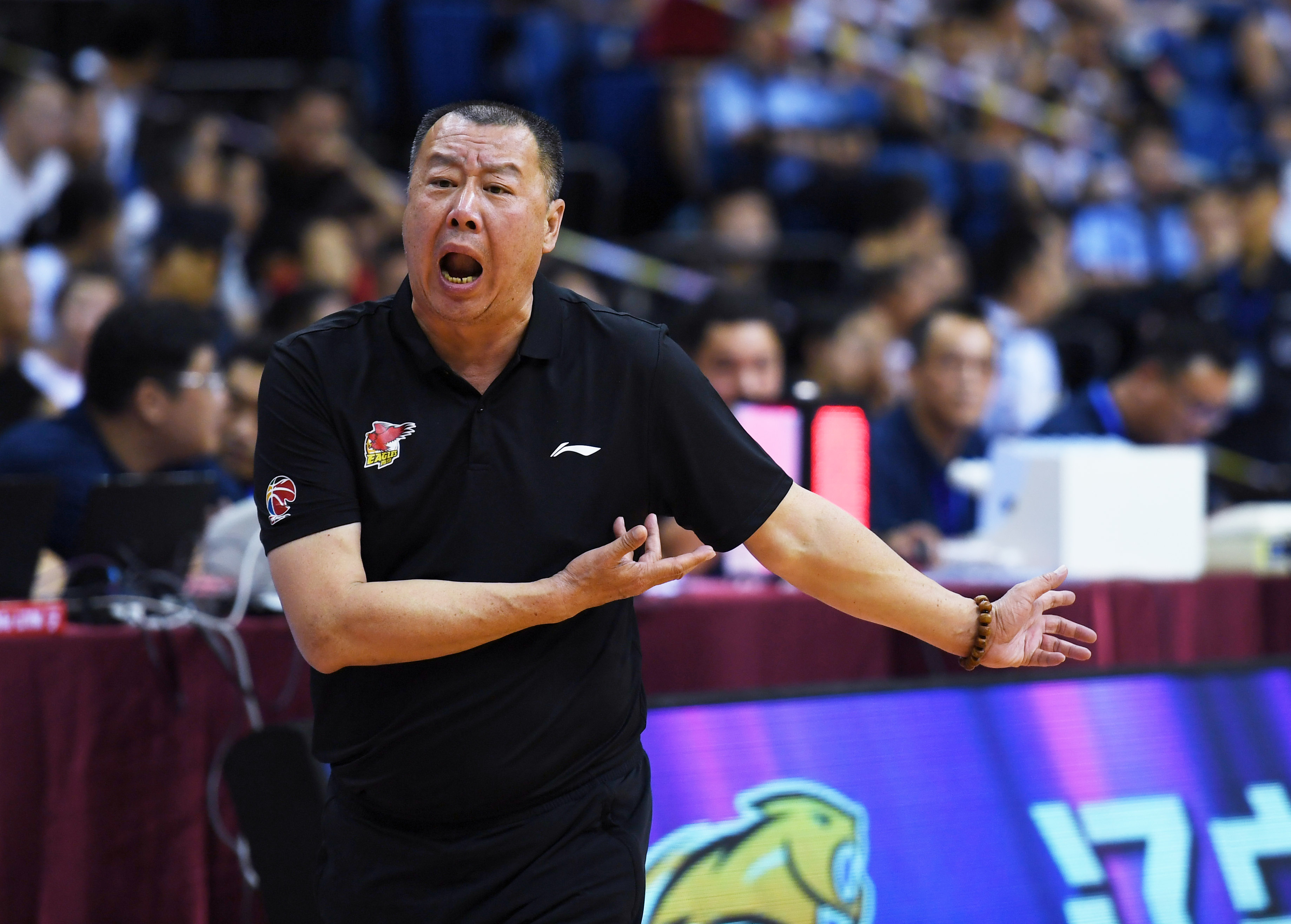 7月18日,青岛国信双星队主教练吴庆龙在比赛中指导球员.