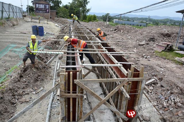 梁平工业园区迎宾大道新拱桥至草堂路段市政工程施工现场,道路两旁