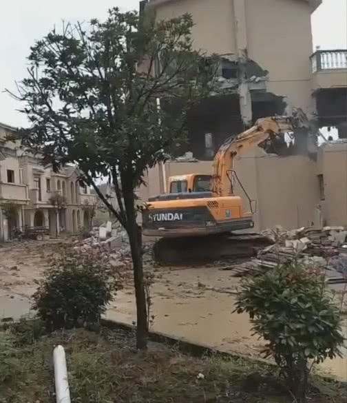 原创秦岭又现违建别墅拆除现场画面来了大快人心