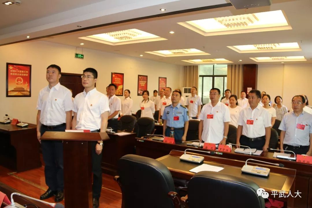 与会人员奏唱《中华人民共和国国歌》郑茂君,熊钰华二位同志进行了