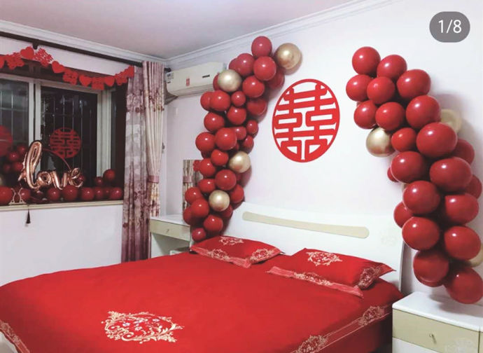 可以用气球链为气球凹简单造型,然后整齐的粘在床头墙上或摆放在房间