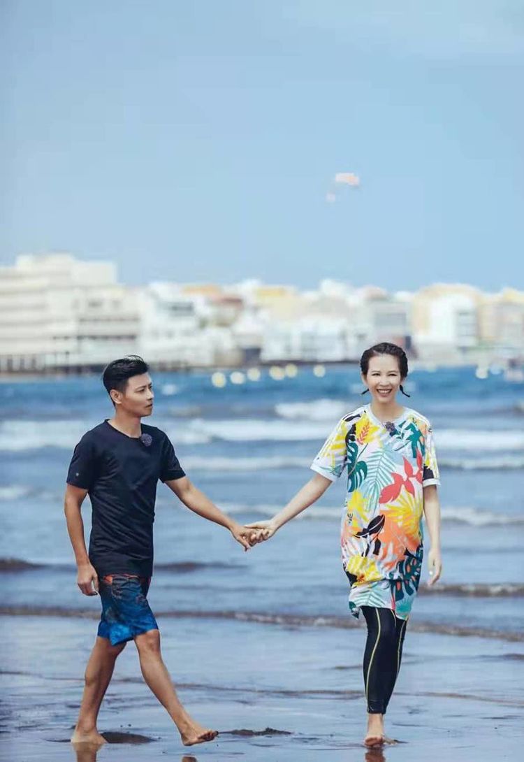 张晋携妻女海边游玩,独揽苦力,蔡少芬晒甜美自拍却不露孕肚