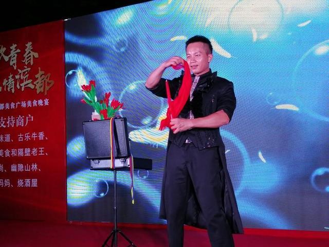 广西大学校友,区内著名魔术师刘世杰连续变出鸽子,向现场的西大师兄弟