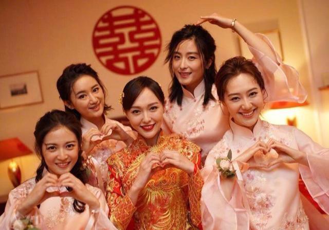 给刘诗诗唐嫣当过伴娘,她是杨幂闺蜜,更是胡歌袁弘宠爱的妹妹