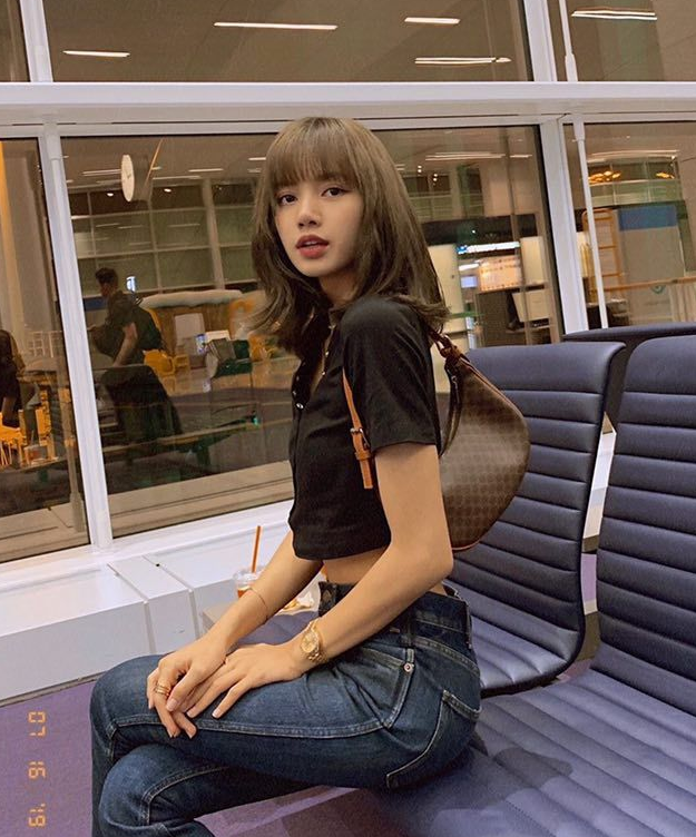 泰国少女lisa私服短上衣牛仔裤绝美好身材