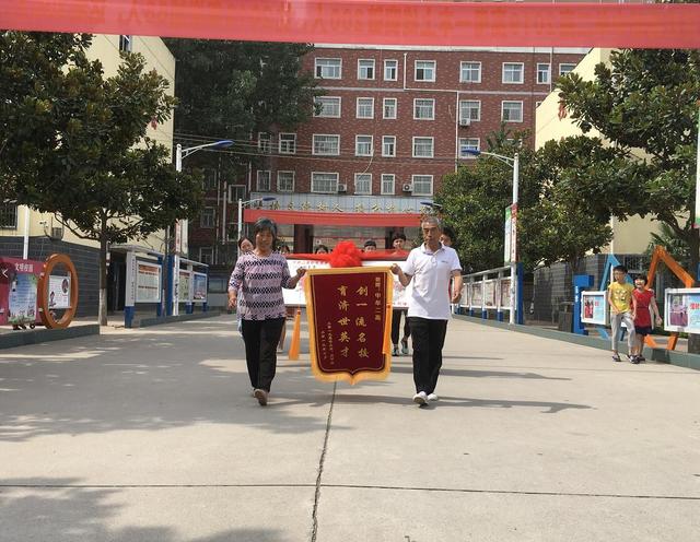 中牟寒门学生闫甲祥:高考649分上北大,一星期花不了20块 龙八国际网址