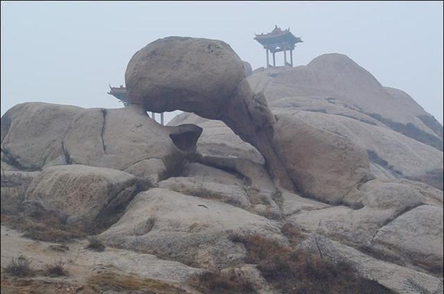 信阳的这座山名气不大,但奇石,怪洞极多,景色奇特