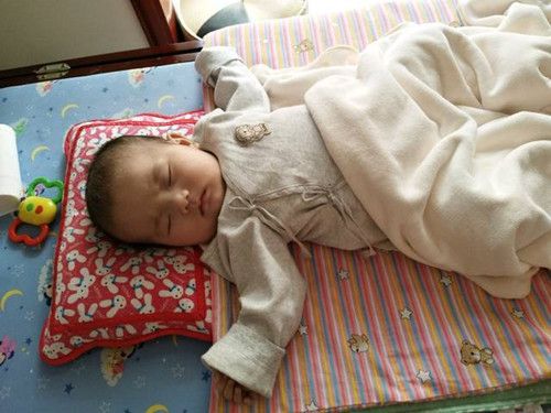 婴儿怎么睡觉被子怎么盖 e3920fb484a64926ac6c3d151ec11493.jpeg