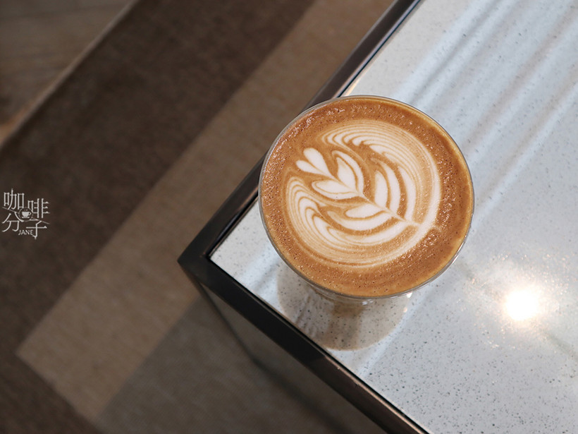 点了flat white,拉花超棒的,澳白奶泡较薄,拉出好看的花纹也是难度挺
