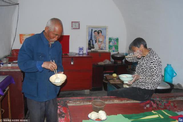                     孙子病重家里揭不开锅，爷爷竟吃鼠肉打牙祭：孩子的命重要