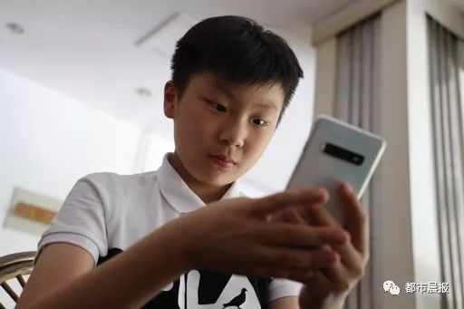 “雷军，我想跟你通电话！”徐州12岁少年有4部手机不玩游戏，专干这事……
                
          