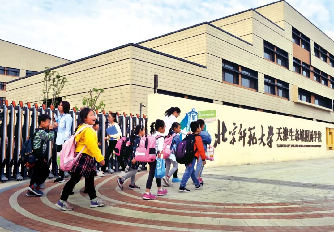 帮助北京师范大学天津生态城附属学校搭建文化展示窗口,通过智能班牌