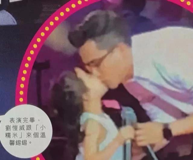 张亮和女儿保持距离,而这些男星却亲女儿的嘴