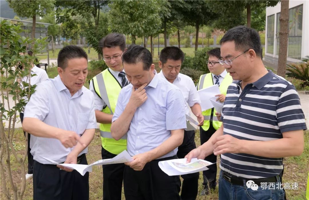 肖跃文深入鄂西北片区督导鄂陕省界收费站首座etc门架吊装工作