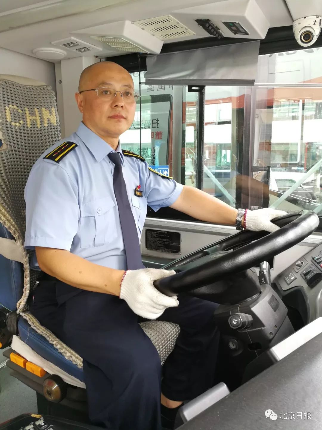 他叫吴斌，是用生命最后两分钟救了24名乘客的公交车司机_哔哩哔哩_bilibili