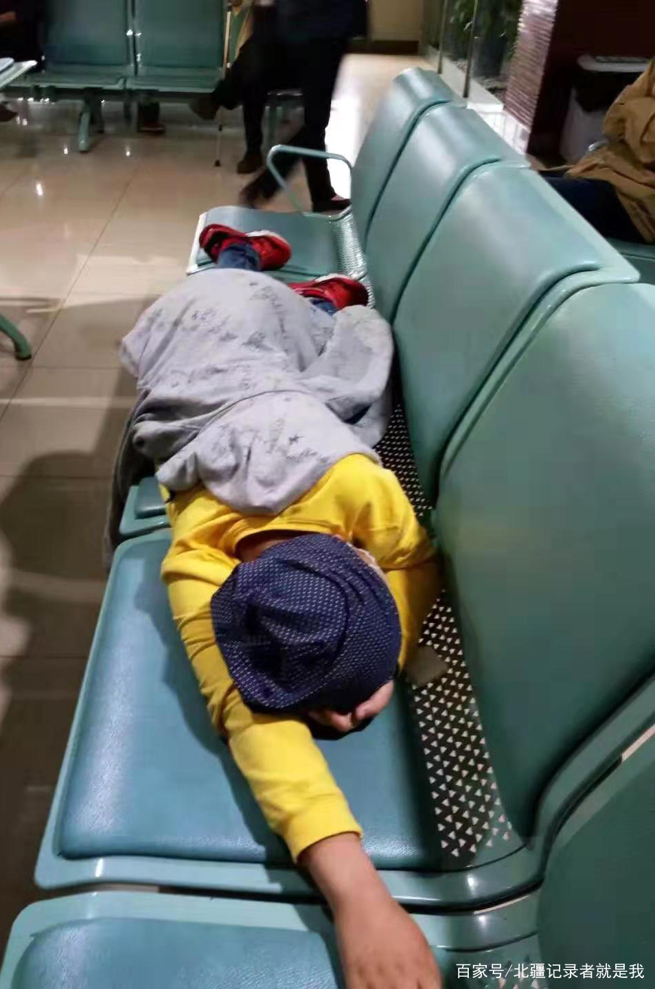                     80后夫妻为救子苦熬10年，拒绝生二胎，“爱到不能爱，才放手”