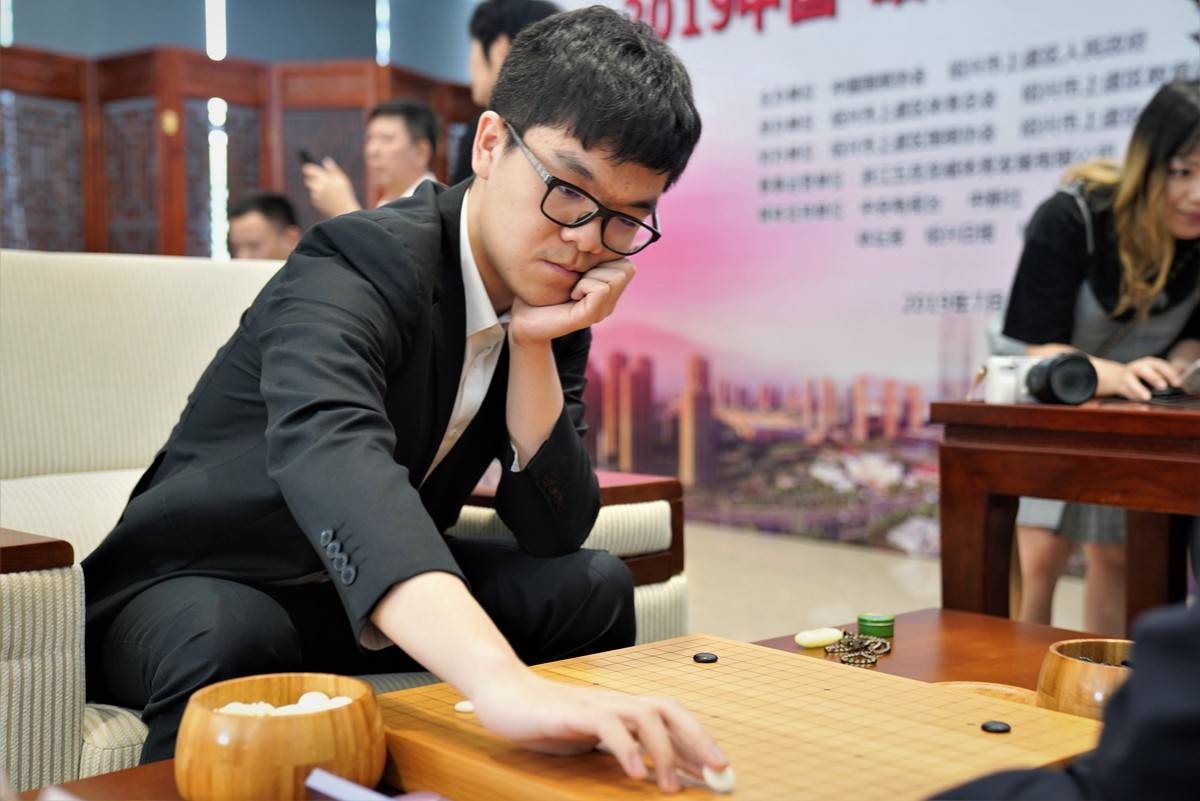 原创上虞国际精英赛柯洁击败朴廷桓 马晓春战胜古力夺冠