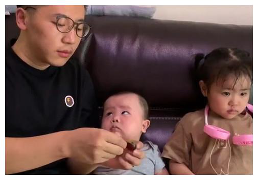 “偏心奶爸”隔着儿子喂女儿火了,儿子:确认过眼神,这是个假爹 澳门永盈会