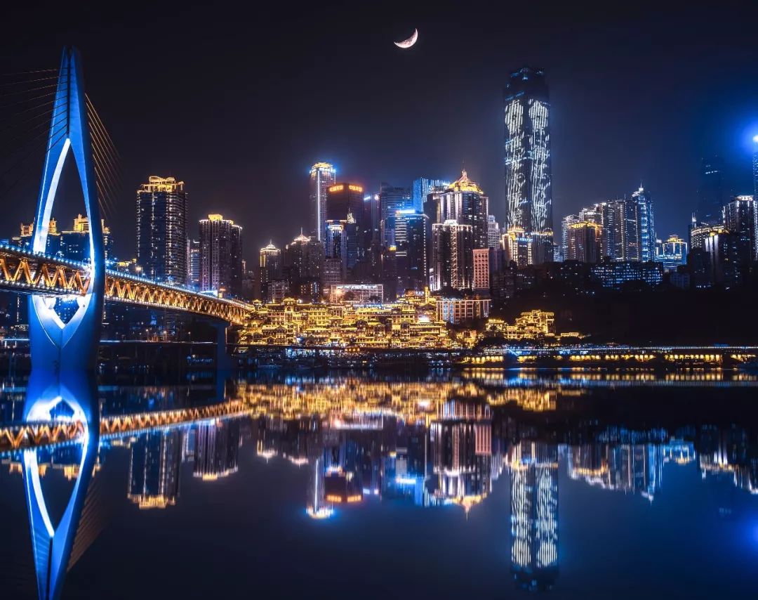 轻轨穿楼过,夜景胜香港.