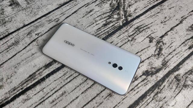 与目前市面上的很多手机相比,oppo k3采用了升降前置摄像头,能很好的
