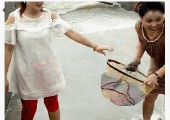 爆笑gif妹子来而不往非礼也等会我再还给你