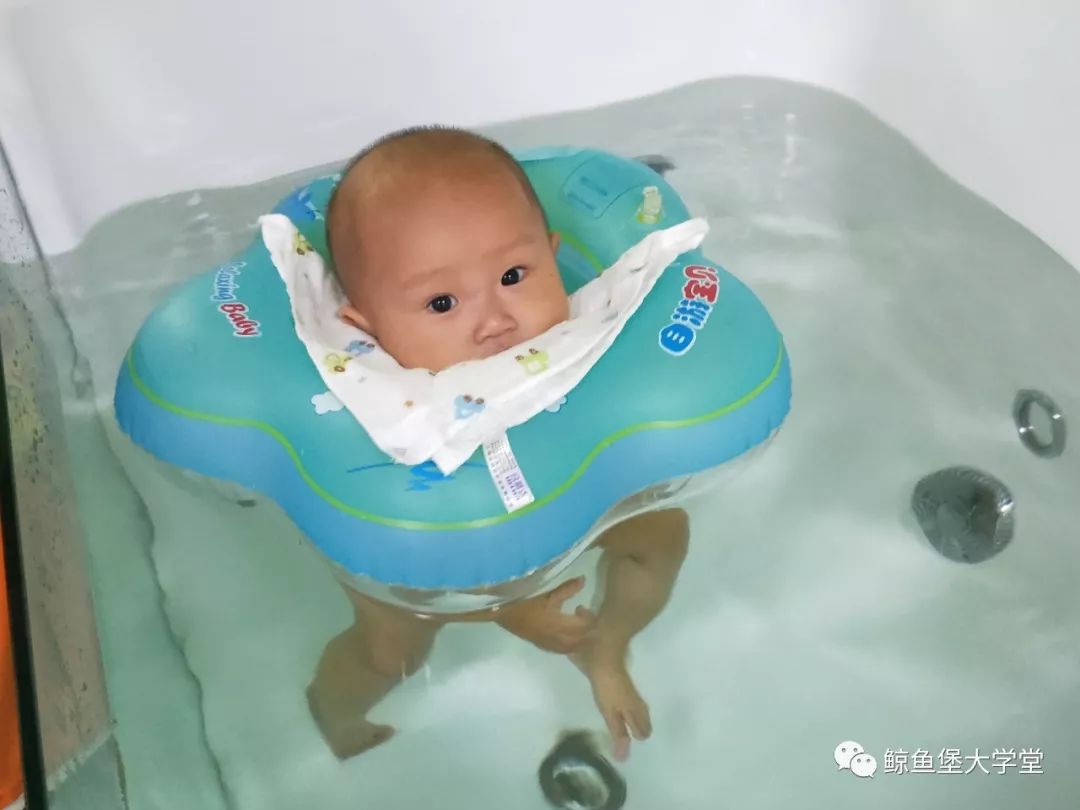                     婴儿游泳的益处——促进身高和体重增长