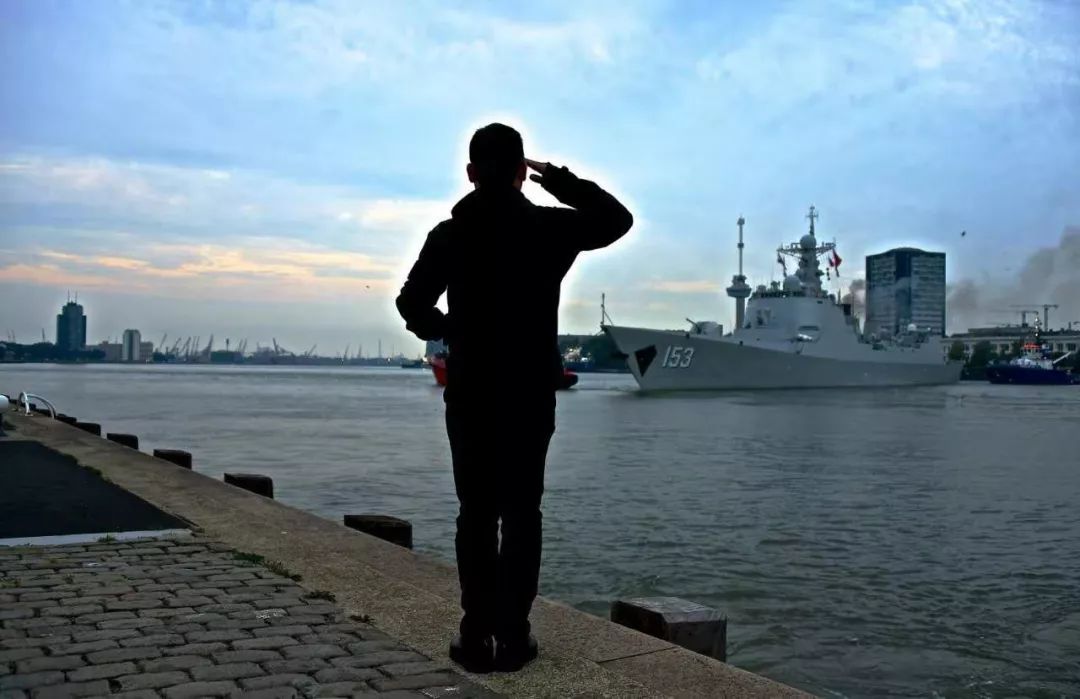 荷兰华人华侨欢送中国军舰西安号离开鹿特丹