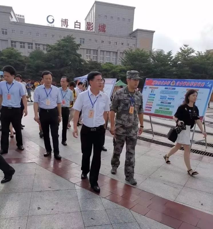 县委书记罗宗光现场进行指导,并对积极参军的群众表示赞赏!