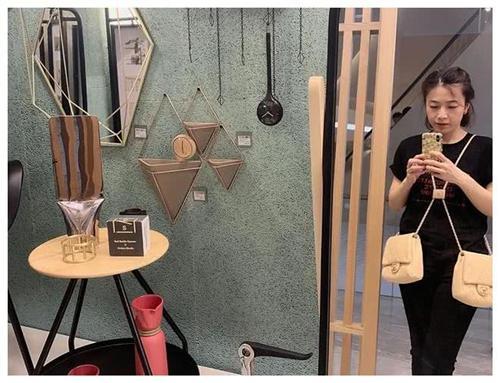 富商刘銮雄的老婆甘比背香奈儿新款包,却被网友嘲太土 新利18亚洲线