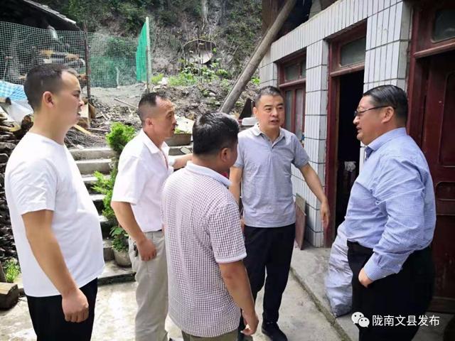 新闻抢鲜看省住建厅专家组在文县桥头镇检查指导危旧房改造工作陈军在