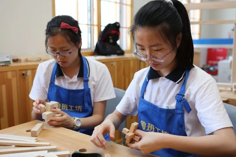 上海市商贸旅游学校职木工社团的学生在此次暑期训练营活动中表现踊跃