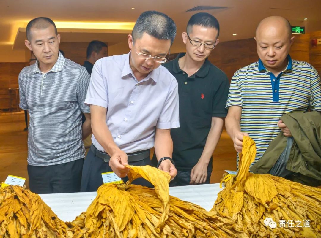 湖南中烟原料部副部长王翔(左一)和贵州中烟原料采购中心党委书记罗军