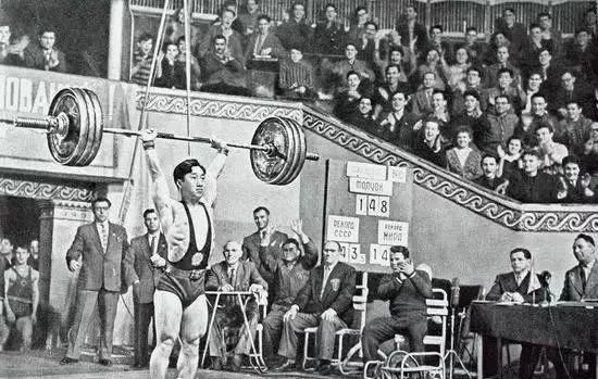 1956年6月7日,陈镜开以133公斤的成绩打破最轻量级挺举世界纪录,创造