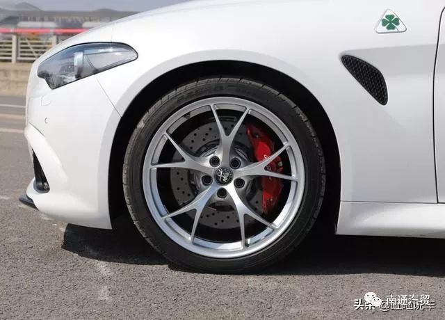 跑车轮毂多少寸 4c38b3ce49de4353af3be66aa84a1447.jpeg